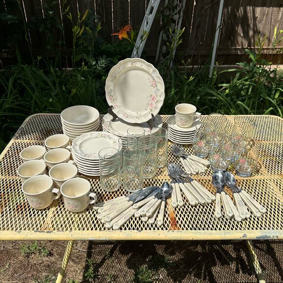 Vintage Pfaltzgraff Tea Rose Cups and Saucers Set of 4 (8 pieces) - Picture 4 of 5